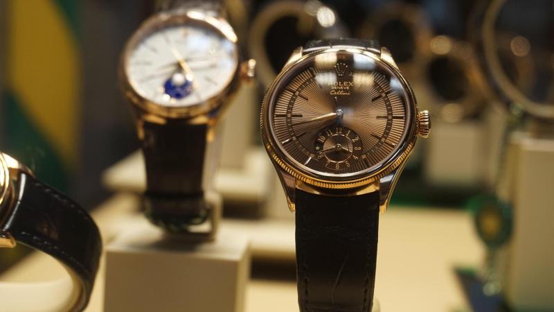 Relojes de alta gama en un expositor