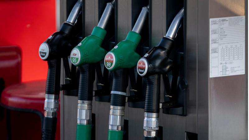 Mangueras de combustible en una gasolinera