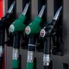 Mangueras de combustible en una gasolinera