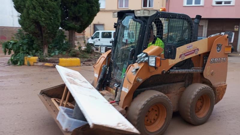 Una excavadora trabaja en Madrigueras para retirar el barro y los escombros tras la riada. EP