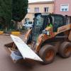 Una excavadora trabaja en Madrigueras para retirar el barro y los escombros tras la riada. EP