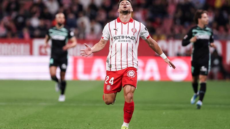 El futbolista del Girona Alex Moreno, lamentándose durante un partido de Liga de la temporada 20252026. Europa Press Archivo.