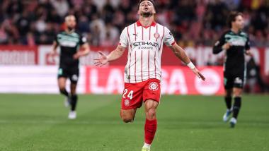 El futbolista del Girona Alex Moreno, lamentándose durante un partido de Liga de la temporada 20252026. Europa Press  Archivo. 