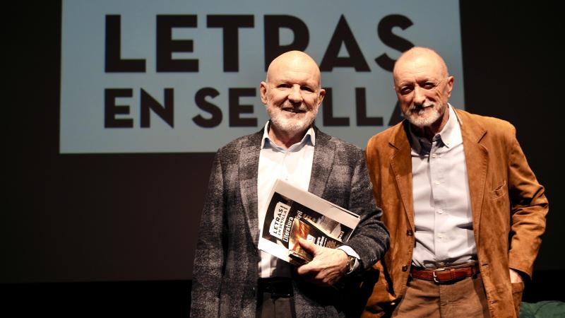 El escritor Arturo Pérez-Reverte junto a Jesús Vigorra durante la comparecencia en rueda de prensa para informar de la nueva fecha del ciclo ‘Letras en Sevilla' | EP