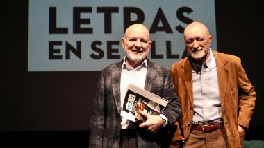 El escritor Arturo Pérez-Reverte junto a Jesús Vigorra durante la comparecencia en rueda de prensa para informar de la nueva fecha del ciclo ‘Letras en Sevilla' | EP