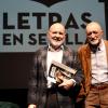 El escritor Arturo Pérez-Reverte junto a Jesús Vigorra durante la comparecencia en rueda de prensa para informar de la nueva fecha del ciclo ‘Letras en Sevilla' | EP