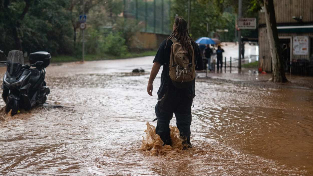 Inundaciones tras las fuertes lluvias de este lunes por la mañana en Barcelona. LORENA SOPENA / EUROPA PRESS