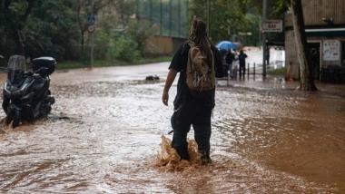 Inundaciones tras las fuertes lluvias de este lunes por la mañana en Barcelona. LORENA SOPENA / EUROPA PRESS