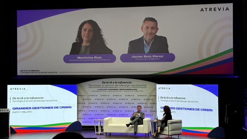Javier Ruiz, director de La Séptima, junto a Maritcha Ruiz, directora de Crisis & Issues de ATREVIA, durante el VI Congreso Iberoamericano de Marketing, Comunicación y Asuntos Públicos celebrado en CaixaForum. ATREVIA