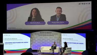 Javier Ruiz, director de La Séptima, junto a Maritcha Ruiz, directora de Crisis & Issues de ATREVIA, durante el VI Congreso Iberoamericano de Marketing, Comunicación y Asuntos Públicos celebrado en CaixaForum. ATREVIA