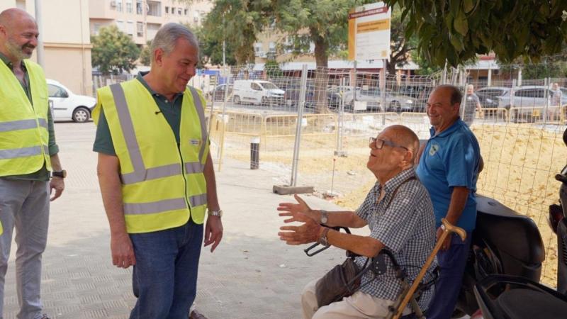 El alcalde, José Luis Sanz, visitando el barrio de la Macarena | EP