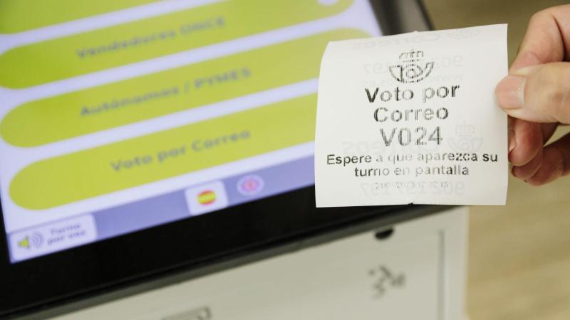Un ticket de turno de voto por correo en la oficina de Correos. EP.
