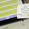 Un ticket de turno de voto por correo en la oficina de Correos. EP.