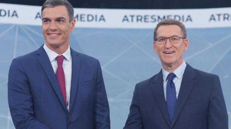 El presidente del Gobierno y candidato del PSOE, Pedro Sánchez, y el candidato del PP, Alberto Núñez Feijóo (d), en 'Cara a Cara. El Debate', en Atresmedia, a 10 de julio de 2023. EP.