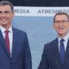 El presidente del Gobierno y candidato del PSOE, Pedro Sánchez, y el candidato del PP, Alberto Núñez Feijóo (d), en 'Cara a Cara. El Debate', en Atresmedia, a 10 de julio de 2023. EP.
