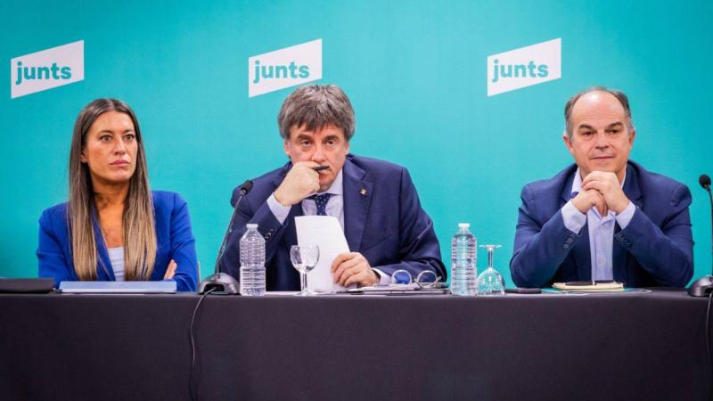 La portavoz de Junts en el Congreso, Miriam Nogueras; el expresidente de la Generalitat y líder de Junts, Carles Puigdemont, y el secretario general de Junts, Jordi Turull, durante una reunión de la cúpula de Junts, en en el espacio Les 5 Éléments, a 27 de octubre de 2025, en Perpignan (Francia). JuntsxCat