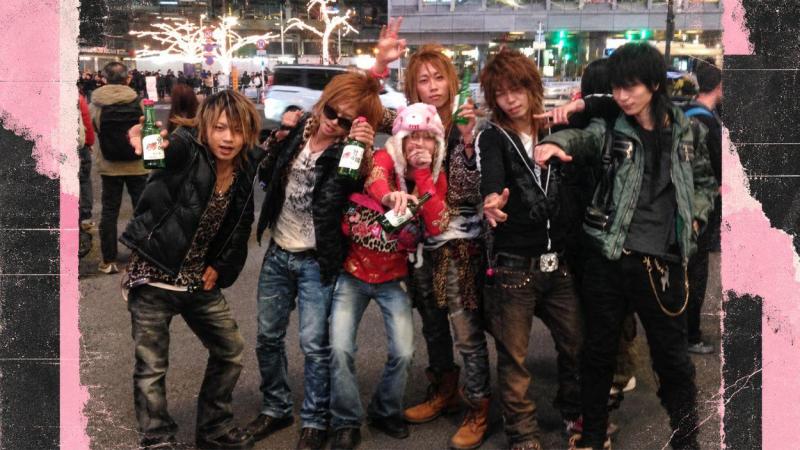 Rojuu junto a un grupo de jóvenes de Kyoto