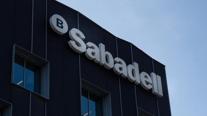 Fachada de uno de los edificios del Banco Sabadell