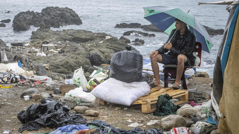 Una persona en la playa de El Trampolín. EP