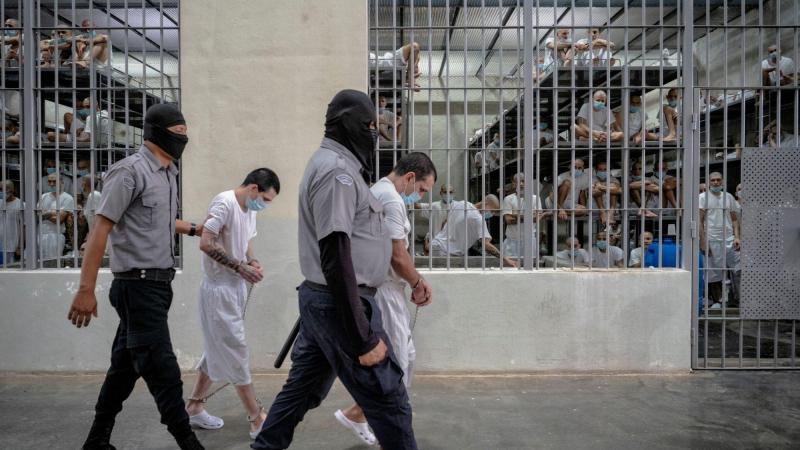 Miembros de una pandilla permanecen dentro de su celda en el centro penitenciario de máxima seguridad "Centro para el Confinamiento del Terrorismo" (Cecot).  EP.