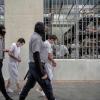 Miembros de una pandilla permanecen dentro de su celda en el centro penitenciario de máxima seguridad "Centro para el Confinamiento del Terrorismo" (Cecot). EP.