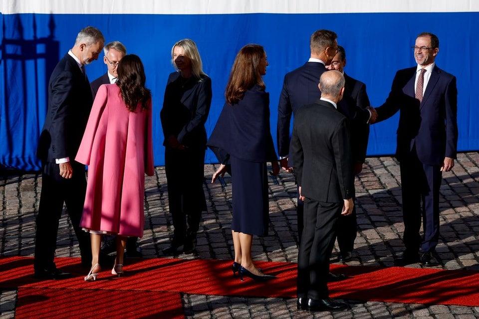 Los Reyes saludan a los miembros de las delegaciones que participan en su viaje de Estado a Finlandia 061026 Los Reyes saludan a los miembros de las delegaciones que participan en su viaje de Estado a Finlandia 061026