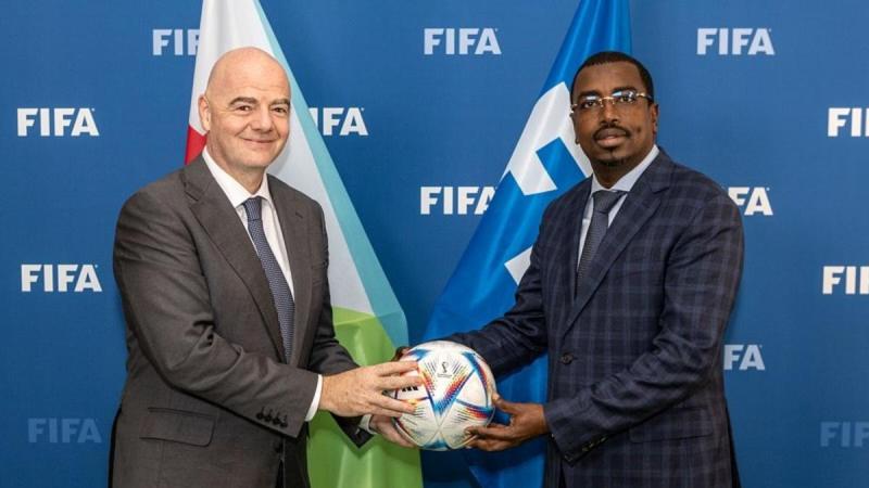 Waberi junto a Infantino| FIFA