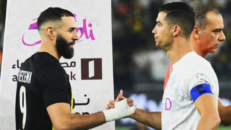 Karim Benzema y Cristiano Ronaldo se saludan durante un partido de la liga saudí. Archivo.