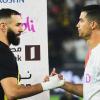 Karim Benzema y Cristiano Ronaldo se saludan durante un partido de la liga saudí. Archivo.