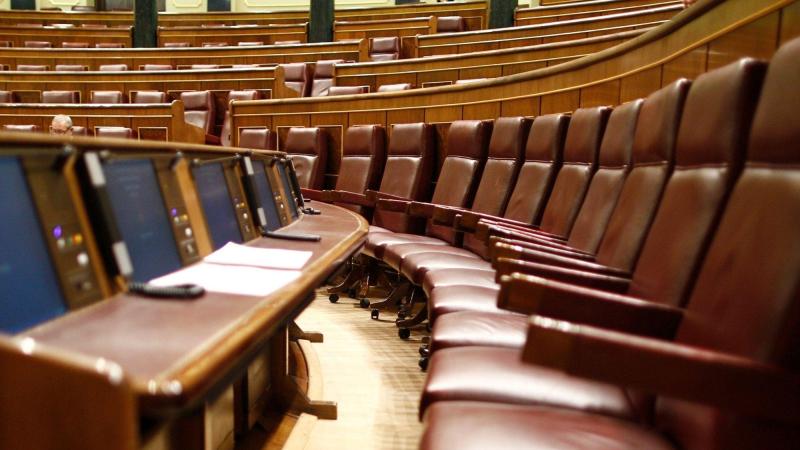 Escaños del hemiciclo del Congreso de los Diputados vacíos.  Foto de archivo. EP.