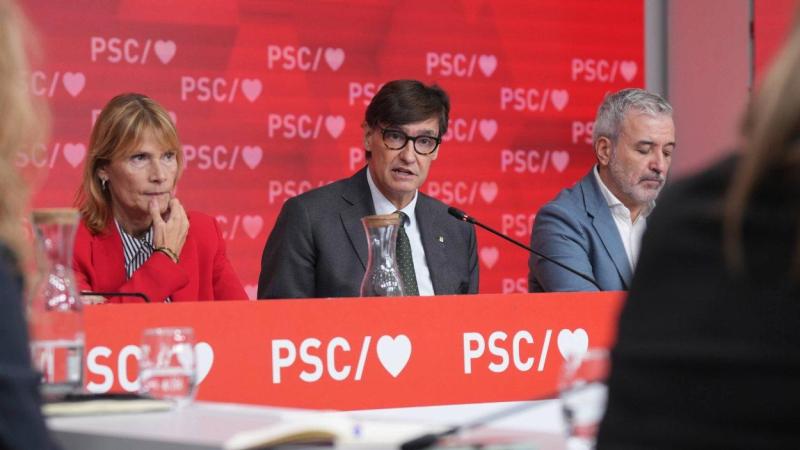 La primera secretaria y portavoz del PSC, Lluïsa Moret; el presidente de la Generalitat, Salvador Illa; y el alcalde de Barcelona, Jaume Collboni; durante la Comisión Ejecutiva del PSC, a 6 de octubre de 2026, en Barcelona. David Zorrakino / EP