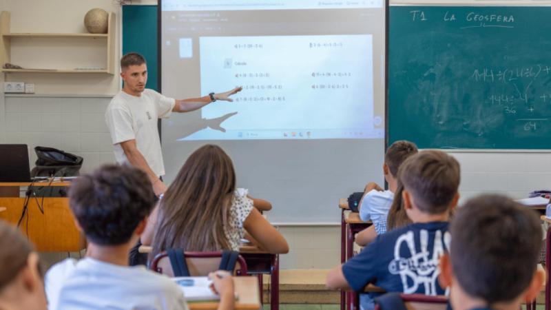 Joan Cruz dando clase en el colegio San Viator de Huesca. © Fundación ”la Caixa”
