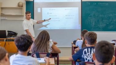 Joan Cruz dando clase en el colegio San Viator de Huesca. © Fundación ”la Caixa”