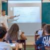 Joan Cruz dando clase en el colegio San Viator de Huesca. © Fundación ”la Caixa”
