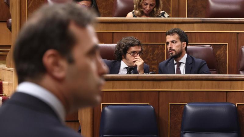 El secretario general de Vox, José María Figaredo, y el diputado de Vox, Carlos Hernández Quero, durante la celebración de una sesión extraordinaria del Pleno del Congreso de los Diputados. EP.