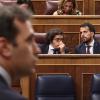 El secretario general de Vox, José María Figaredo, y el diputado de Vox, Carlos Hernández Quero, durante la celebración de una sesión extraordinaria del Pleno del Congreso de los Diputados. EP.