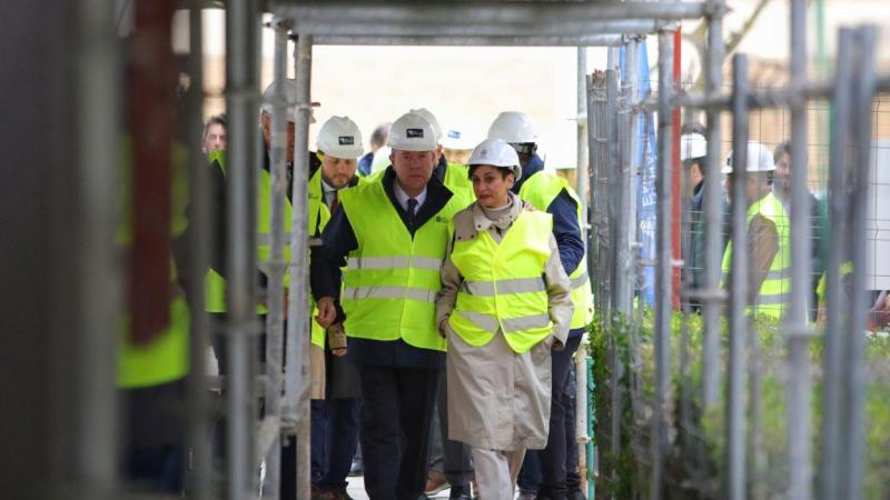 La ministra de Vivienda, Isabel Rodríguez, y el presidente de Castilla La Mancha, Emiliano García Page, durante su visita a 300 viviendas rehabilitadas en Tarancón (Cuenca). EP.