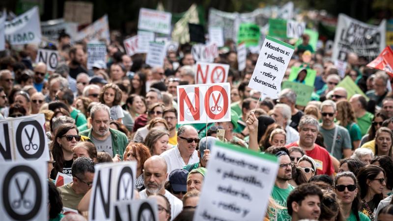 Numerosas personas durante una manifestación en apoyo al sistema educativo público, a 27 de septiembre de 2026, en Madrid. EP. (2)