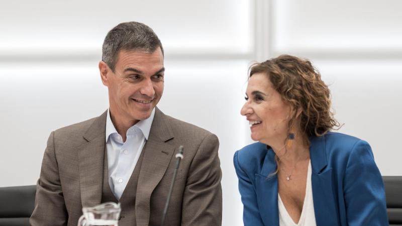 El presidente del Gobierno y candidato del PSOE, Pedro Sánchez, y la exvicepresidenta del Gobierno y secretaria general del PSOE-A, María Jesús Montero. EP.