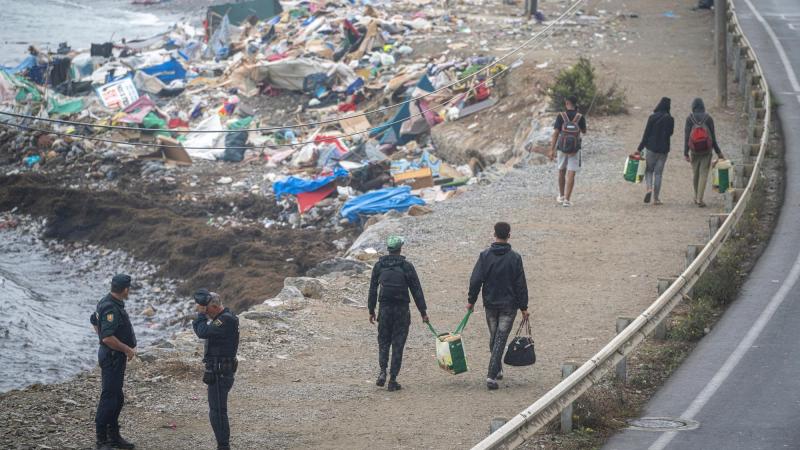 La playa de El Trampolín durante una de las jornadas del desalojo de inmigrantes en este enclave natural