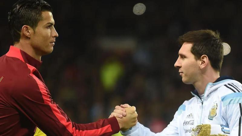 Cristiano Ronaldo y Lionel Messi se saludan antes de un Portugal - Argentina. Archivo/FIFA.