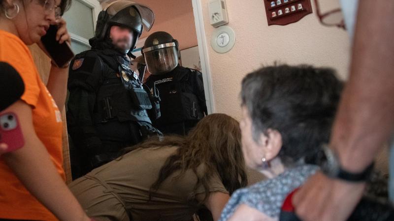 La policía saca a Maricarmen de su casa, a 23 de septiembre de 2026, en Madrid (España).