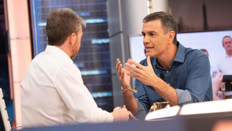El presidente del Gobierno, Pedro Sánchez, habla con Pablo Motos en su última visita a 'El Hormiguero'. Archivo EP