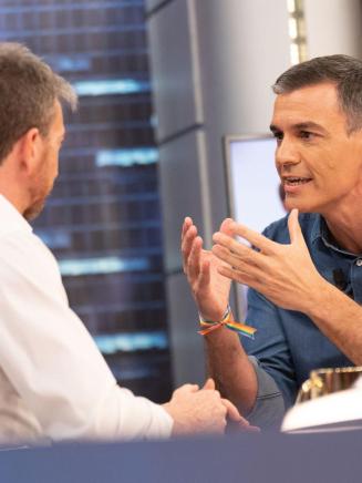 El presidente del Gobierno, Pedro Sánchez, habla con Pablo Motos en su última visita a 'El Hormiguero'. Archivo EP
