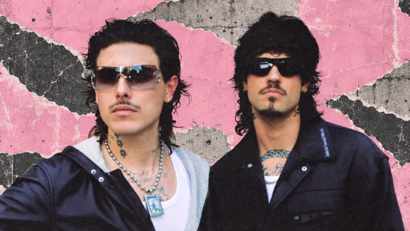 Dos hombres en collage rosa editorial
