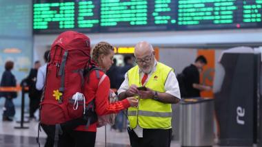 Trabajadores informan a los pasajeros de las incidencias por la lluvia en la estación de Sants, a 6 de octubre de 2026, en Barcelona. David Zorrakino / EP