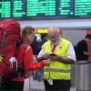 Trabajadores informan a los pasajeros de las incidencias por la lluvia en la estación de Sants, a 6 de octubre de 2026, en Barcelona. David Zorrakino / EP
