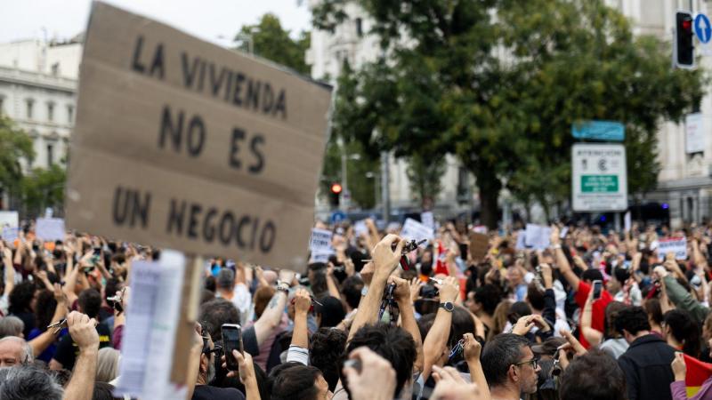 Numerosas personas sostienen una pancarta con lema 'La vivienda no es un negocio' durante la manifestación para exigir una reducción del precio de los alquileres de la vivienda, a 3 de octubre de 2026, en Madrid (España). EP.