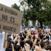 Numerosas personas sostienen una pancarta con lema 'La vivienda no es un negocio' durante la manifestación para exigir una reducción del precio de los alquileres de la vivienda, a 3 de octubre de 2026, en Madrid (España). EP.
