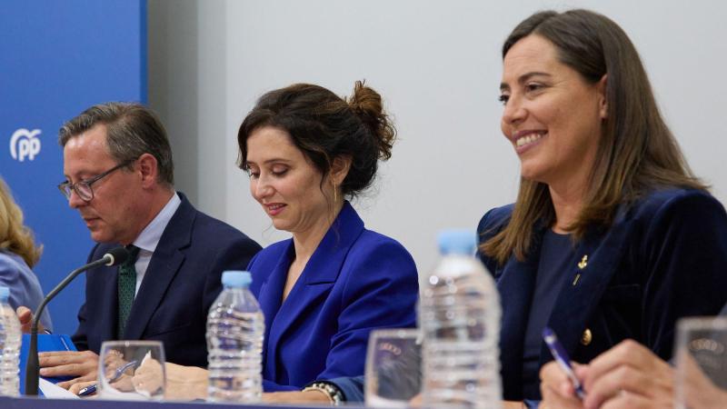 El secretario general del PP de Madrid, Alfonso Serrano; la presidenta de la Comunidad de Madrid, Isabel Díaz Ayuso; y la exalcaldesa de Arroyomolinos y vicesecretaria, Ana Millán. Archivo EP
